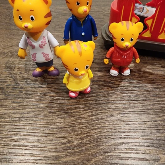 Mr Rogers Daniel Tiger Neighborhood Pull Back Trolley Car And 10 Figures - Picture 2 of 5